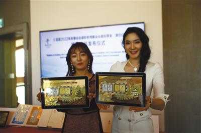 发布会上，工作人员展示“北京冬奥会及冬残奥会会徽邮票纯金、银仿印”。新京报记者 郭超 摄