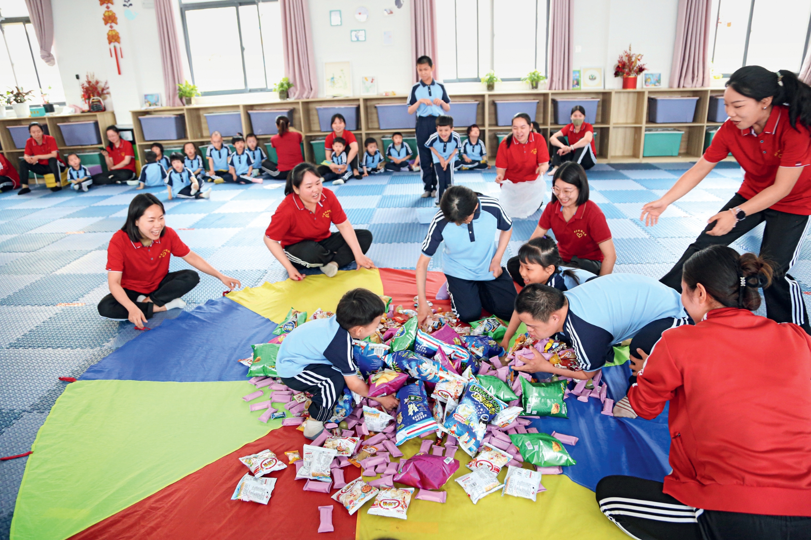 河南省许昌市立足本地实际，加强民政、残联、卫健等多部门协作，支持许昌市社会福利院探索以创办培智学校为主、多种教育方式相结合的孤残儿童教育教学“许昌实践”。图为福利院培智学校的老师给孤残儿童上课。（图片由许昌市残联提供）.jpg